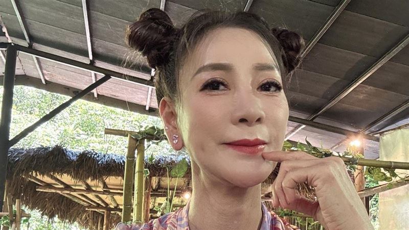 楊繡惠尿急爬後座拿塑膠袋解放　下場悲劇