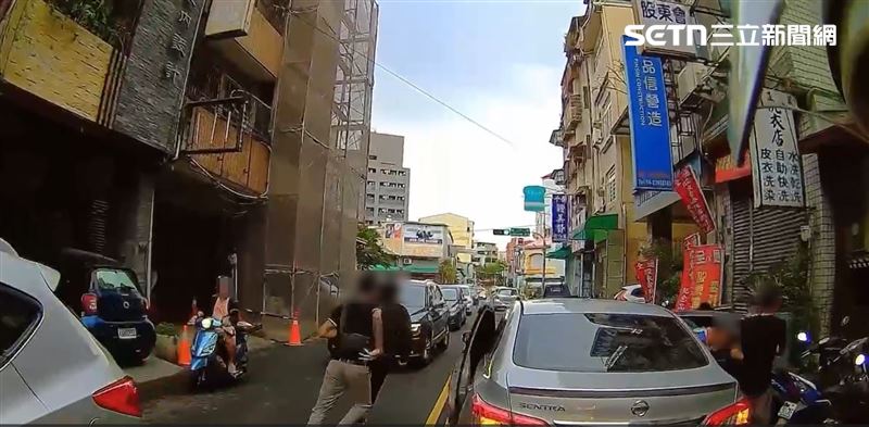 該車因陷入車陣動彈不得，駕駛竟突然推門逃逸，車內其他4名男子也跳下車往四面八方狂奔，畫面宛如電影場景。(圖/翻攝畫面)