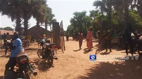 奈及利亞大規模學生綁架案，有超過300名學生被擄走，最新消息指有50名學生成功逃脫。（圖／翻攝自X平台 @ChristianEmerg1）