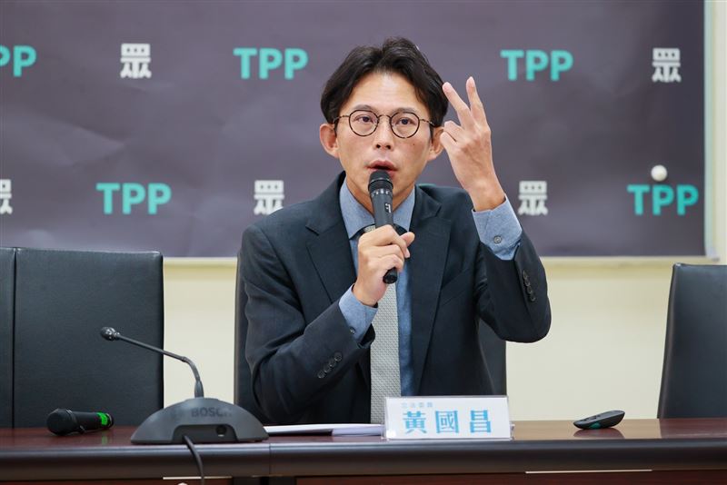 黃國昌出席「詐領千萬分十年還？罪證確鑿檢調沉睡！」記者會回應時事。（圖／民眾黨團提供）