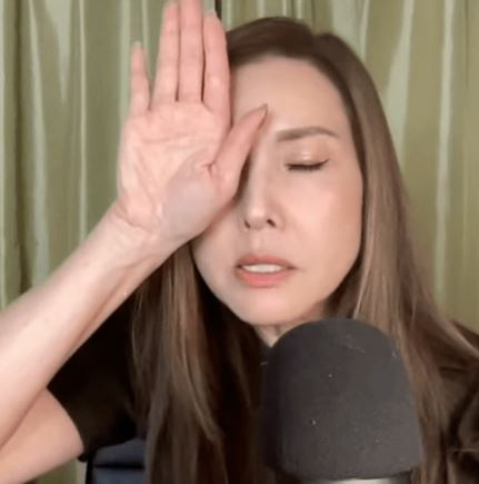 近日她在直播中罕見透露，兩年前曾遭遇左眼近乎半年失明的驚險經歷，還一度被醫師誤診，導致延誤就醫差點永久性失明。（圖／翻攝李婉華YT）