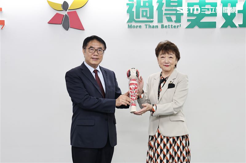 黃偉哲頒發風災捐款感謝狀給郡和子市長（圖／南市府提供）