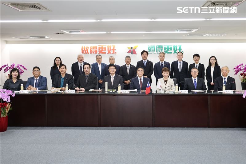 仙台市郡和子市長（前右三）與仙台市議會野田讓議長（前右二）率團蒞府拜會。（圖／南市府提供）