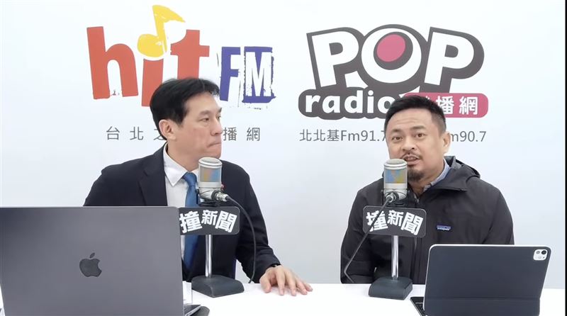 勞動部長洪申翰（右）今接受廣播節目主持人黃暐瀚（左）專訪時強調，草案中訂出的時薪底線，其實「比現在外送員實際拿到的平均時薪還低」，等於只是把已存在的合理水準寫進法律。（圖／翻攝自YT＠hitfm）