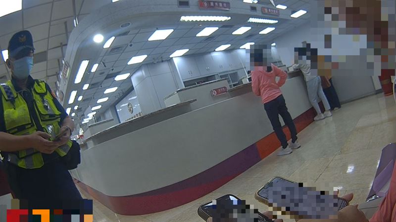 一名婦人遭男網友詐騙，匯款時被警方制止。（圖／翻攝自臺中市政府第一分局官網）
