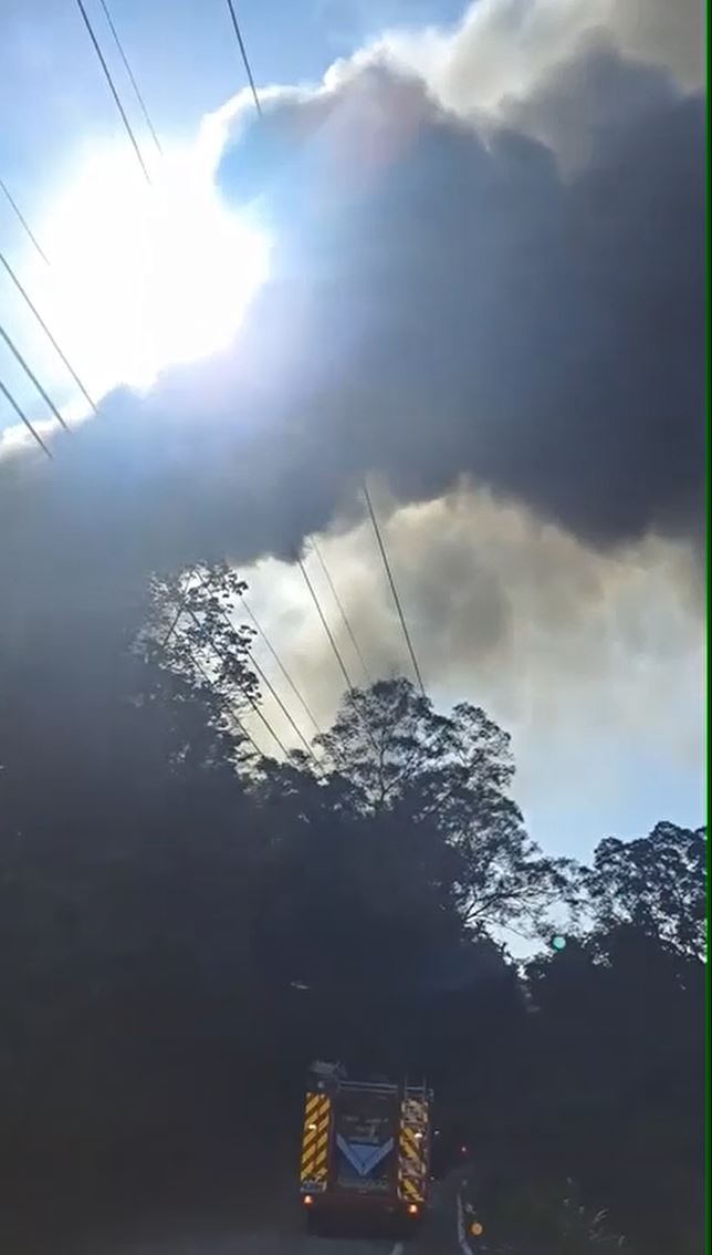 遠處就可以看到濃煙。（圖／翻攝畫面）