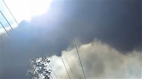 遠處就可以看到濃煙。（圖／翻攝畫面）