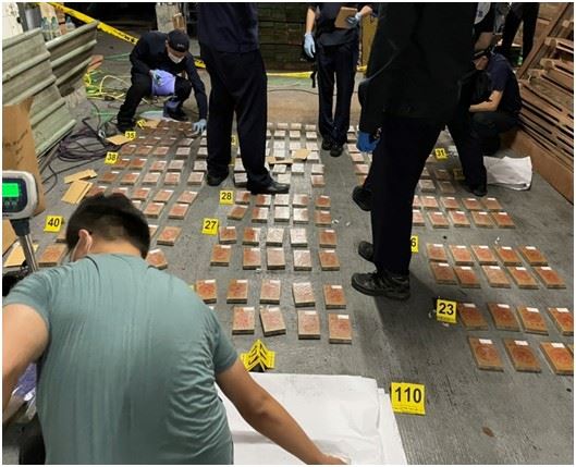 新北警查獲1172塊海洛因磚現場畫面。（圖／新北警察局提供）