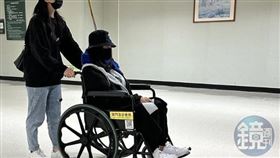 22日中午，藝人顏曉筠被目擊全身包得密不透風坐輪椅從林口長庚出院。（圖／鏡週刊提供） 