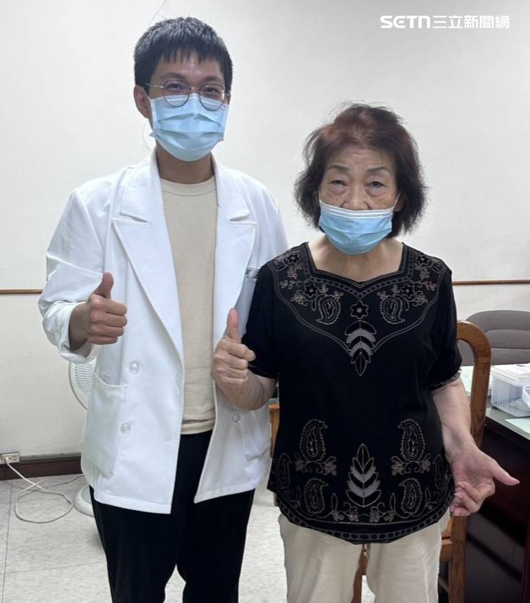 台南一名83歲陳姓婦人扳機指，針灸2個月後已經好轉。（圖／台南市立醫院提供）