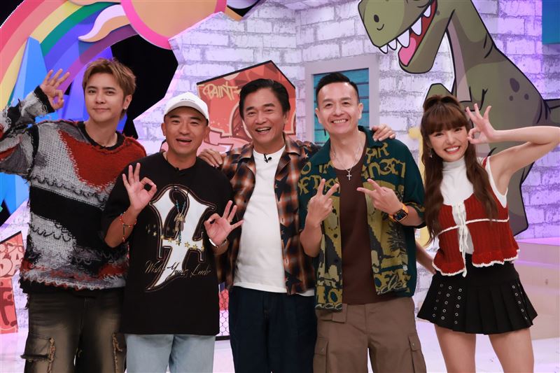 羅志祥（左起）、小馬、吳宗憲、小鐘、何美。（圖／中天提供)