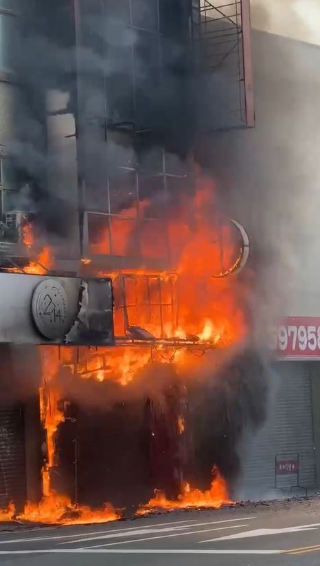 位於逢甲商圈福星路上一間球鞋店，今(24)日上午近11時竄出火苗。（圖／翻攝自Threads @uilymmij）