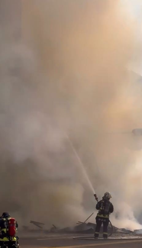 火勢燃燒猛烈，往旁邊延燒，消防隊員順利救出受困的民眾。（圖／翻攝自Threads @hoangkim.an）