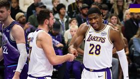 洛杉磯湖人隊驚滔駭浪中擊敗猶他爵士，驚險在客場收下4連勝。（圖／翻攝自X平台 @Lakers）