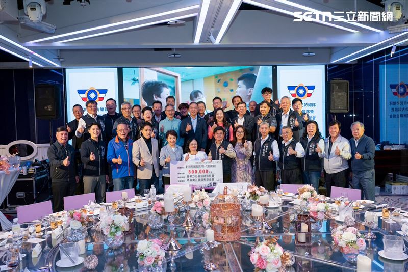 民防大隊大隊長陳蓀裕，在聯誼餐會上捐贈50萬元關懷弱勢。（圖／翻攝畫面）