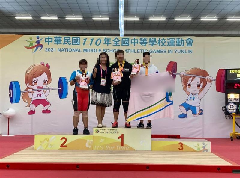 鄭姓女大生是現役舉重好手，國中時獲得全中運女子81公斤組第3名佳績。(圖／翻攝自臉書)