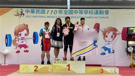 疲勞駕駛，熬夜，10小時 台北鄭姓女大生(右1)夜衝武嶺，自撞護欄，墜落，現役舉重好手(圖／翻攝自臉書)