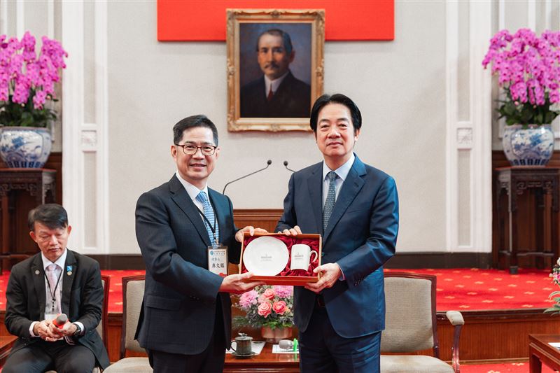 賴清德總統今(24）日接見「中華民國診所協會全國聯合會及各縣市診所協會理事長」。（圖／總統府提供）