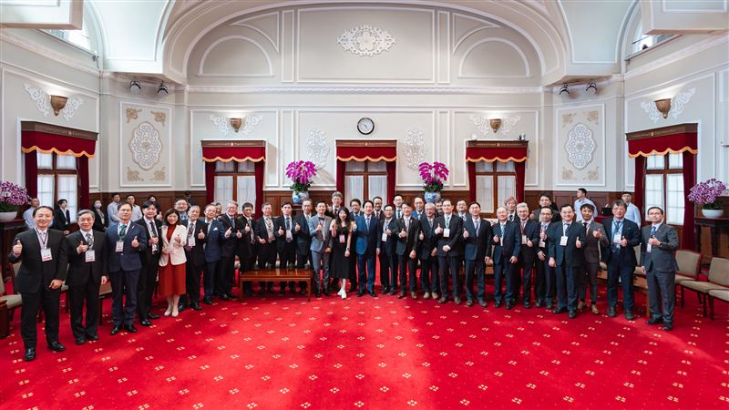 賴清德總統今(24）日接見「中華民國診所協會全國聯合會及各縣市診所協會理事長」。（圖／總統府提供）