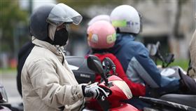 冬北季風影響 21日前偏冷（2）受東北季風挾冷空氣持續影響，20日清晨北部、宜蘭地區平地低溫約攝氏13至15度，至21日白天仍偏冷，圖為新北市土城區機車騎士做好保暖措施。中央社記者王騰毅攝  114年11月20日