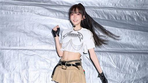 服務生上錯謝金燕餐點　哭喊：薪水不夠賠