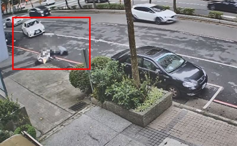 顏曉筠發生車禍後連人帶車犁田翻滾。（圖／翻攝畫面）