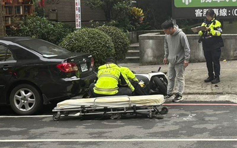 顏曉筠準備由救護車送醫。（圖／翻攝畫面）