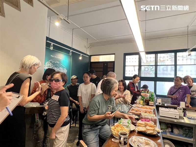 花蓮咖啡店「SabiSabi CoffeeSweets」小店擠滿了支持者，茶會開始半個小時後，1點收客數已經全滿。（圖／記者林昱孜攝影）