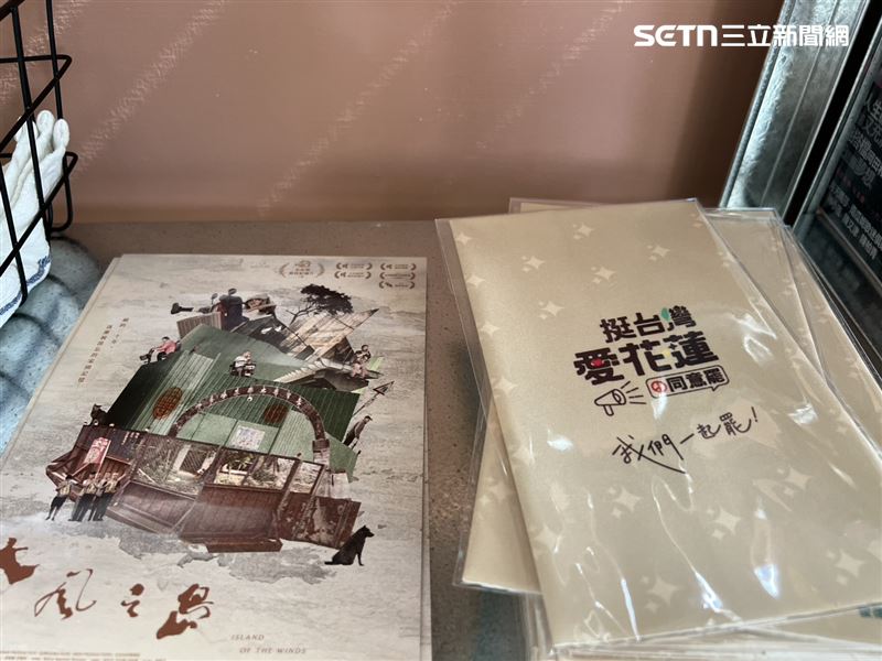 SabiSabi CoffeeSweets咖啡店2樓空間光線充足，架上擺著罷傅小物。（圖／記者林昱孜攝影）