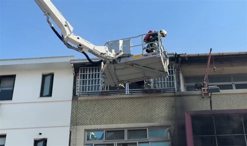 一名租屋房客一度受困，最後由消防人員引導救出。(圖／翻攝畫面)