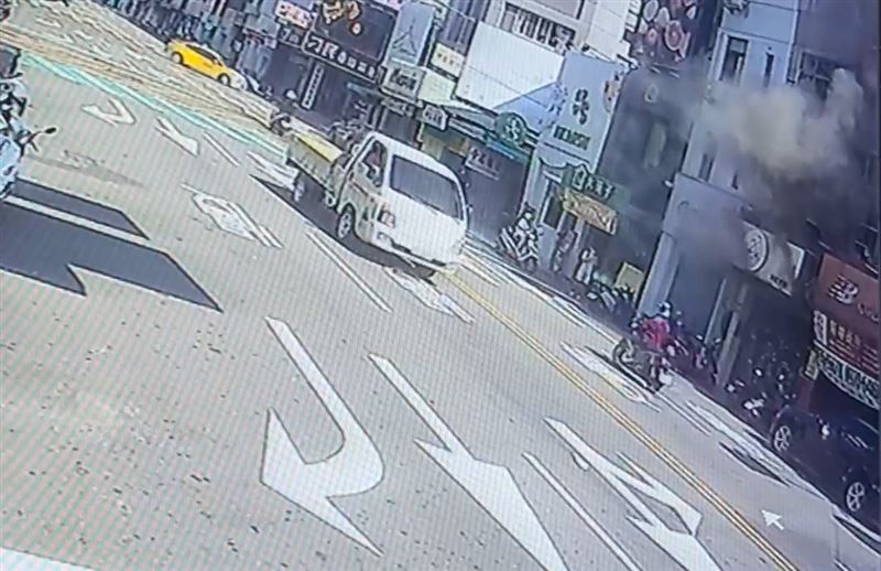店鋪起火延燒到左右兩戶，所幸火勢約半小時就撲滅。(圖／翻攝畫面)