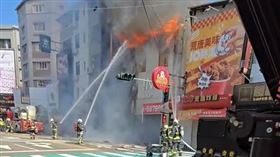 台中逢甲商圈，店鋪起火！福星路，3家店遭烈焰吞噬　外牆突崩塌險砸中消防員(圖／翻攝畫面)