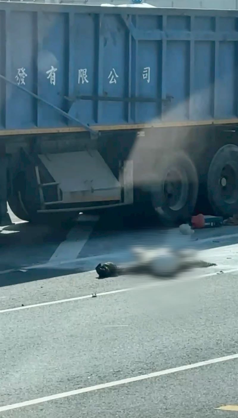 台南善化啤酒廠前車禍，騎士經CPR後回魂緊急送醫搶命。（圖／翻攝記者爆料網）