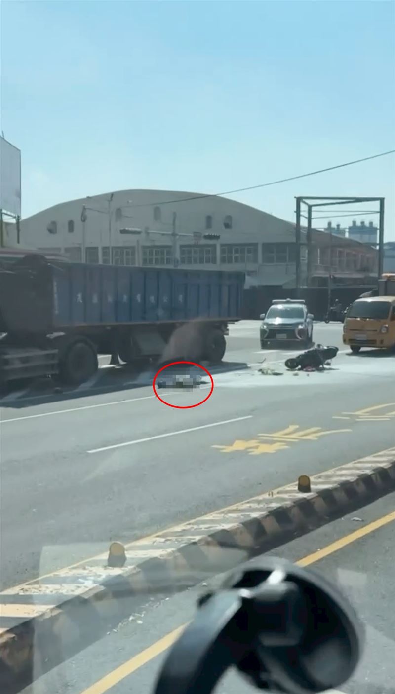 騎士與大車發生碰撞，「大字型」倒地不起，當場失去呼吸心跳。（圖／翻攝記者爆料網）