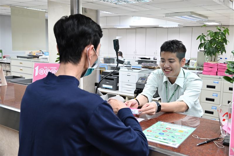 中華郵政今(24)日啟動臨櫃領現，首週採證號末碼單雙號分流，全台1292間郵局秩序良好。董事長王國材親視察，確認每人實際辦理時間皆在3分鐘內完成。截至下午1時，郵局各管道總領取數已飆破555萬筆，臨櫃佔27.3萬筆。郵局將持續以最高標準確保作業圓滿，並贈送精美紅包袋紀念。（圖／中華郵政提供）