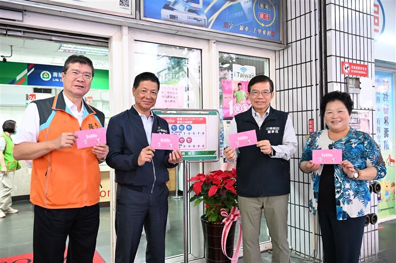 中華郵政今(24)日啟動臨櫃領現，首週採證號末碼單雙號分流，全台1292間郵局秩序良好。董事長王國材親視察，確認每人實際辦理時間皆在3分鐘內完成。截至下午1時，郵局各管道總領取數已飆破555萬筆，臨櫃佔27.3萬筆。郵局將持續以最高標準確保作業圓滿，並贈送精美紅包袋紀念。（圖／中華郵政提供）