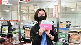 中華郵政今(24)日啟動臨櫃領現，首週採證號末碼單雙號分流，全台1292間郵局秩序良好。董事長王國材親視察，確認每人實際辦理時間皆在3分鐘內完成。截至下午1時，郵局各管道總領取數已飆破555萬筆，臨櫃佔27.3萬筆。郵局將持續以最高標準確保作業圓滿，並贈送精美紅包袋紀念。（圖／中華郵政提供） 