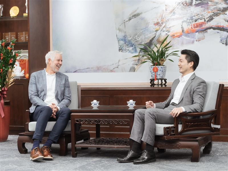 蔣萬安（右）透露，上週輝達副總裁Scott Ekman（左）代表黃仁勳執行長來訪親自遞交投資意向書。（圖／翻攝自蔣萬安臉書）