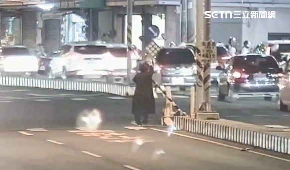 婦人駕駛租賃車從外側車道迴轉，一頭撞上行人庇護島，還撞斷指示牌。（圖／翻攝畫面）