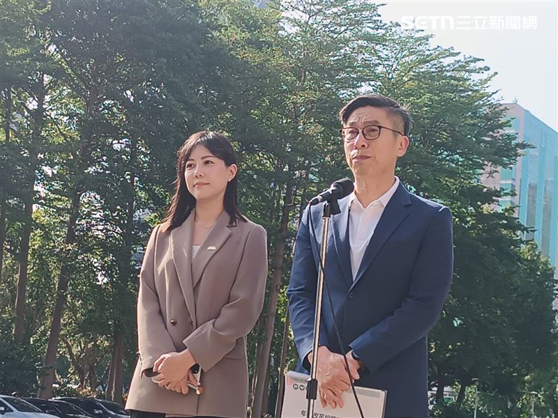 行政院發言人李慧芝（左）與民進黨立法院黨團幹事長鍾佳濱（右）轉述行政立法協調會報內容。（圖／記者盧素梅攝影）