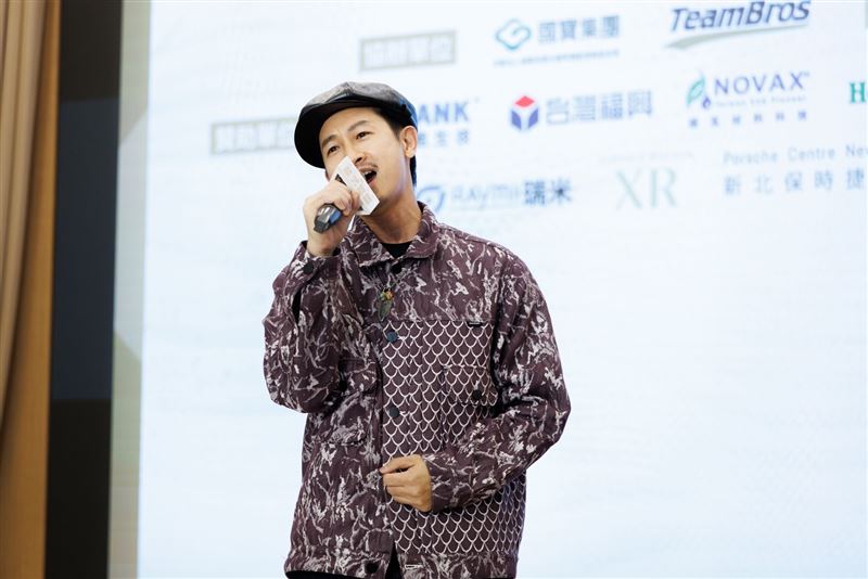 Darren與陳志強在球場上互虧。（圖／台灣原住民族棒球運動發展協會提供）