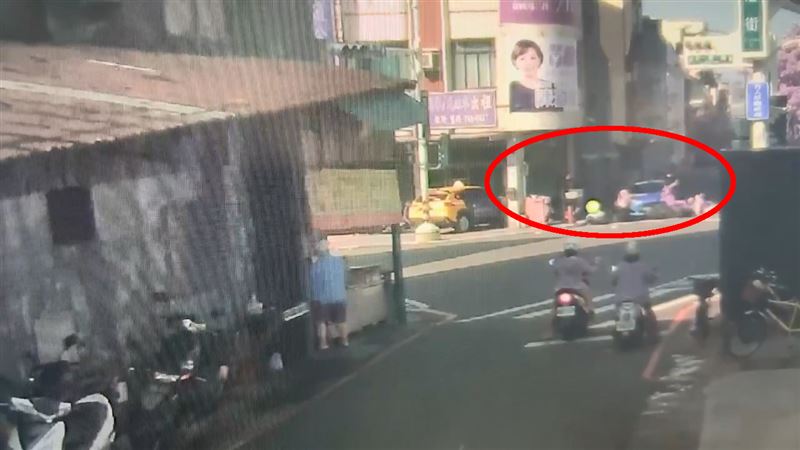 畫面曝光！75歲翁撞飛5機車消失巷口