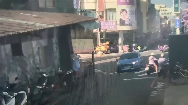 陳翁車輛衝過正義路口後，筆直向前衝。（圖／翻攝畫面）