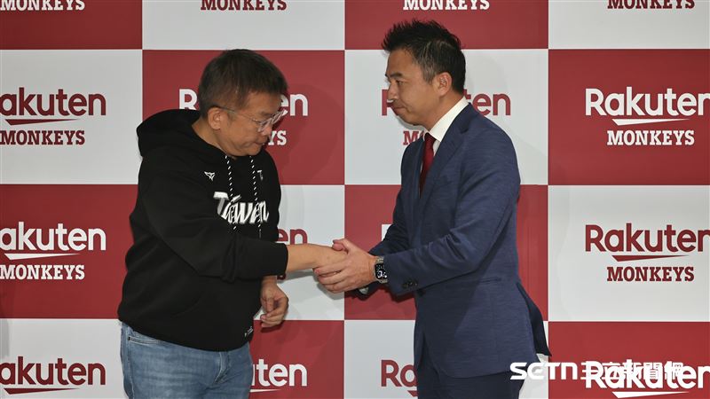 中職會長蔡其昌和東北樂天金鷲社長森井誠之握手。（圖／記者劉彥池攝影）