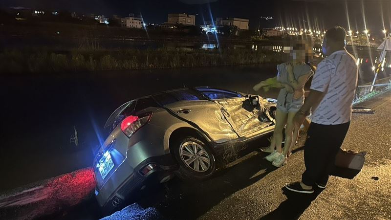 豐田轎車被撞落水溝。（圖／翻攝畫面）