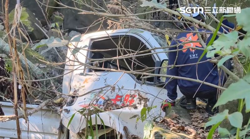 李男墜谷地點相當隱密，車輛被雜木與竹林完全遮蔽，即使有車輛從產業道路經過，也難以發現谷底異狀。（圖／翻攝畫面）