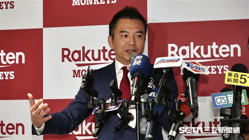 東北樂天金鷲社長森井誠之回答媒體提問。（圖／記者劉彥池攝影）