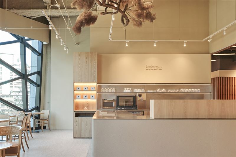 勺日的裝潢主打木質、淡色風格，相當漂亮。（圖／翻攝自勺日 zhuori臉書）