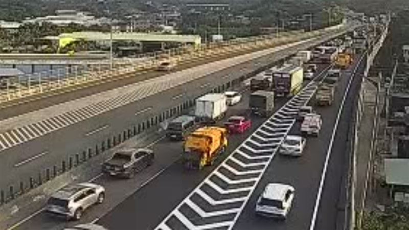 台64觀音山隧道前回堵情形。（翻攝自國道1968即時影像）