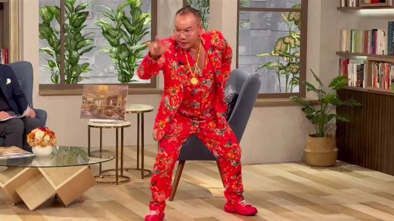 「吊車大王」胡漢龑在節目中秀自己創的超扯舞。（圖／記者陳韋劭攝影）